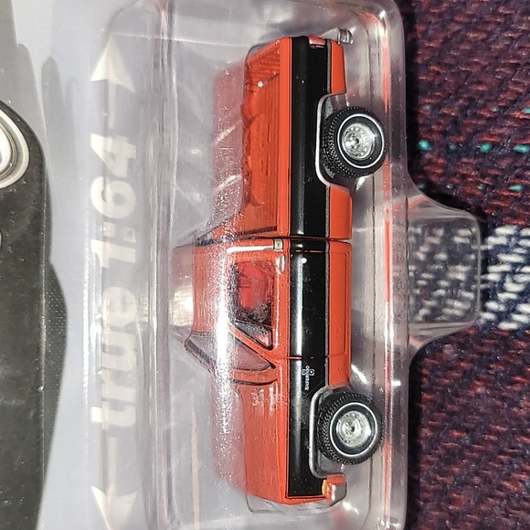 Auto World Muscle Trucks 1984 Chevy Silverado 10 Fleetside - Picture 6 of 11